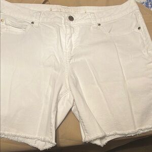 White Jean Shorts with Frayed Hem and Belt Loops